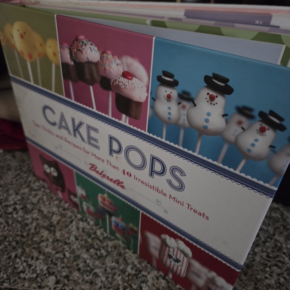 Cake Pops Recipe Book by Bakerella